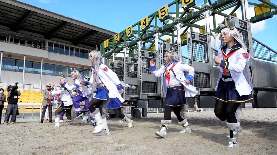 ゲートオープンと同時に一斉に飛び出す「オグリキャップ」＝岐阜県羽島郡笠松町、笠松競馬場