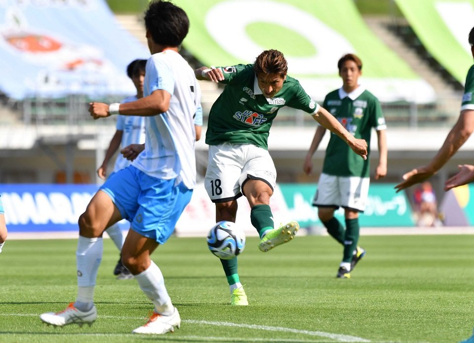 ＦＣ岐阜×ＹＳ横浜＝後半、左足でシュートを放つＦＣ岐阜のＦＷ田中＝長良川競技場