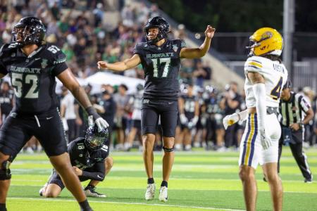 　カリフォルニア大と対戦したハワイボウルでＦＧを決めたハワイ大の松沢寛政（中央）＝ホノルル（ゲッティ＝共同）