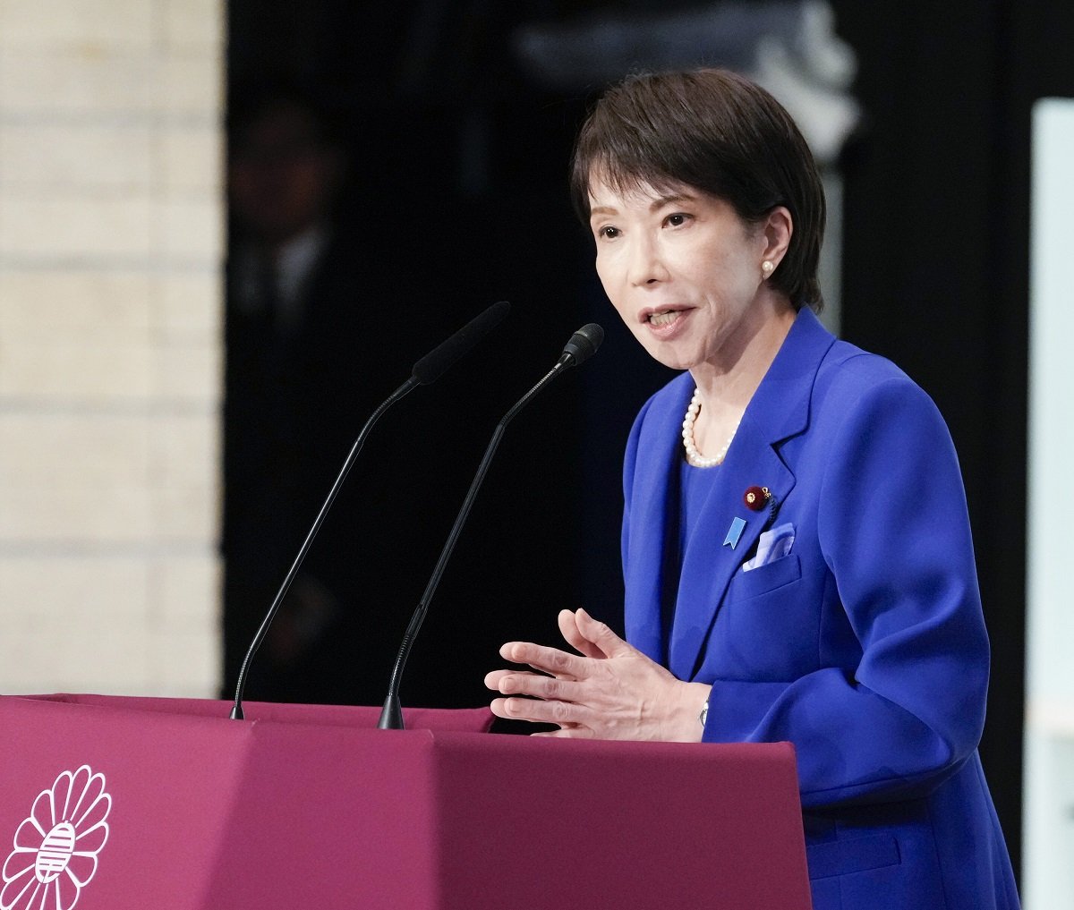 自民党総裁選の決選投票前に演説する高市早苗氏＝４日午後２時４分、東京・永田町の党本部