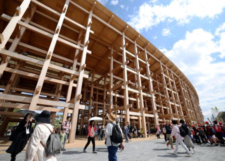 　会場シンボルの大屋根リング＝２日午後、大阪市此花区の夢洲