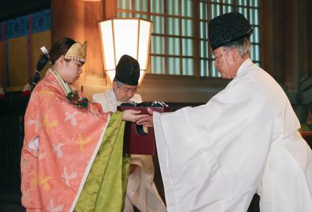 　近江神宮で開かれた、時計産業の発展を祈る「漏刻祭」＝１０日午前、大津市
