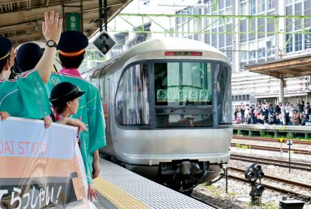 　最終運行日を迎え、ＪＲ仙台駅を出発する「カシオペア」＝３０日午前