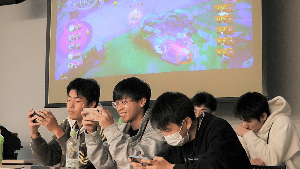 ｅスポーツ大会で熱戦を繰り広げる中津商業高校のチーム＝中津川市新町、市ひと・まちテラス