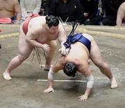 　熱海富士（左）が突き落としで阿炎を破る＝両国国技館
