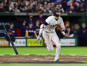 　８回日本２死一、二塁、周東が右越えに３ランを放つ＝東京ドーム