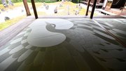 同じ色の畳でも織り目の方向で濃淡ができる＝京都市、光明院