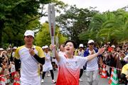 　愛知・名古屋アジア大会の聖火リレーに参加した中村遼介さん＝１３日、名古屋市