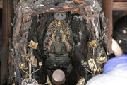 ３年ぶりに参拝者の間近で公開された聖観世音菩薩坐像＝多治見市虎渓山町、虎渓山永保寺