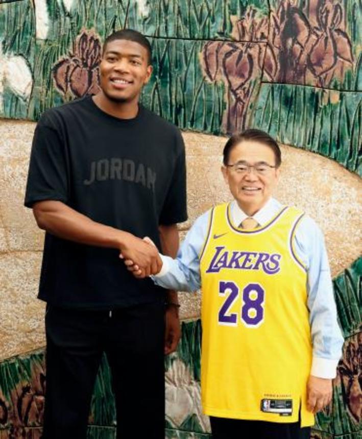 　愛知県の大村秀章知事（右）を表敬訪問したＮＢＡレーカーズの八村塁選手＝２０日午前、愛知県公館