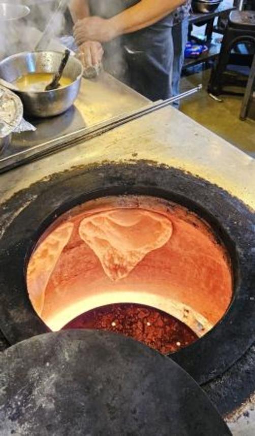 　熱されたガス式のタンドール窯＝１８日、ニューデリー（共同）