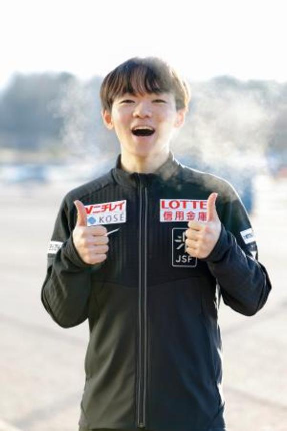 　練習を終え、撮影に応じる鍵山優真＝ヘルシンキ（共同）