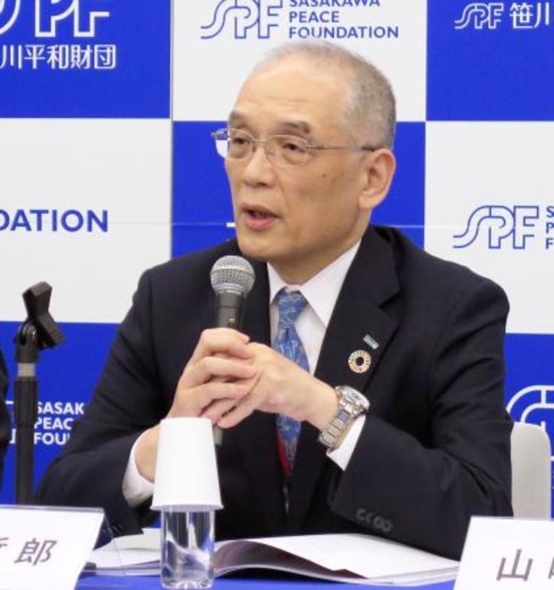 　記者会見する笹川平和財団の安全保障戦略に関する研究会座長の黒江哲郎元防衛事務次官＝１４日午後、東京都港区