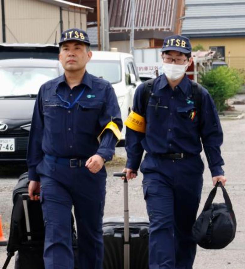 　事故状況の調査に向かう運輸安全委員会の鉄道事故調査官＝２２日午前１１時２８分、長野県須坂市