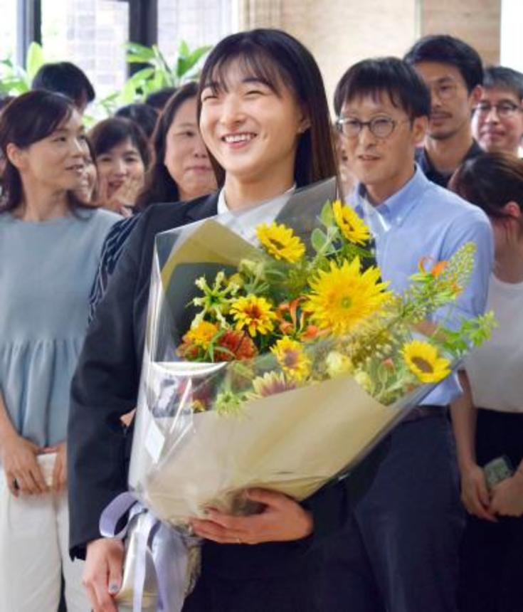 　兵庫県庁で職員らの出迎えを受ける元フィギュアスケート選手の坂本花織さん＝２日午前