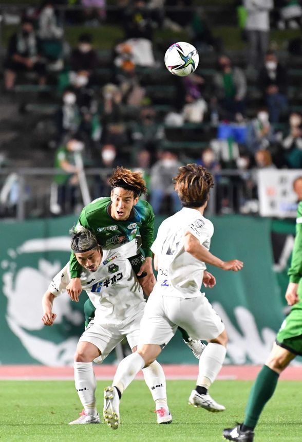 ＦＣ岐阜×相模原＝前半、ヘディングでボールを競り合うＦＣ岐阜のＤＦ藤谷＝長良川競技場