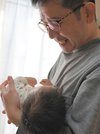 長男をあやす記者