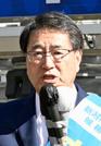 　新潟市長選が告示され、第一声を上げる中原八一氏＝１１日午前、新潟市