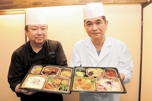 ２種類の弁当を披露する本田昇司さん（左）と林正人さん＝郡上市美並町上田、しょうりゅう郡上店