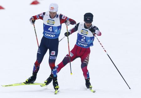 　ノルディックスキーの世界選手権複合混合団体の後半距離でオーストリア選手（左）と交錯する最終走者の山本涼太＝２月、トロンヘイム（共同）