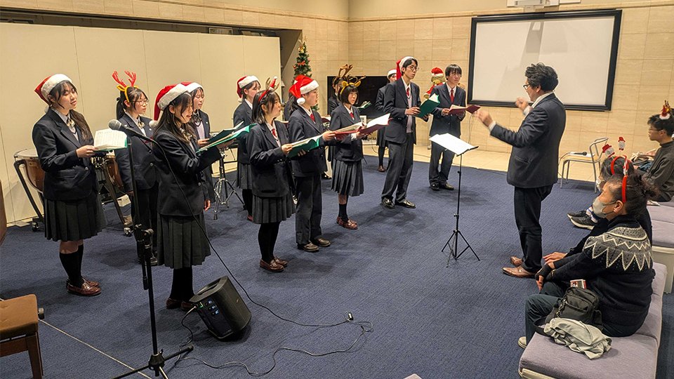 息の合った歌声を披露する鴬谷中学・高校の音楽部員たち＝岐阜新聞本社