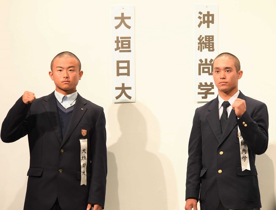 初戦の対戦相手が決まり意気込む大垣日大の主将日比野翔太（左）＝大阪市内