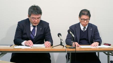 　口頭弁論後に記者会見する中部電力の担当者＝１９日午後、浜松市役所