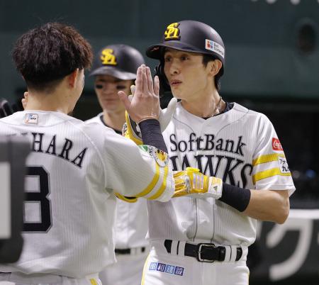 　１回、先制２ランを放ち、牧原大（左）とタッチするソフトバンク・周東＝みずほペイペイドーム