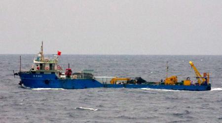 　沖縄県・尖閣諸島周辺の日本の排他的経済水域内で活動する中国の海洋調査船＝１１日（第１１管区海上保安本部提供）