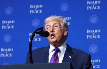 　１９日、ワシントンで開かれた平和評議会の初会合で話すトランプ米大統領（ロイター＝共同）