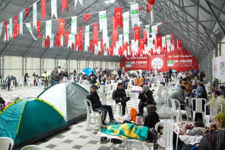 　トルコ・イスタンブール付近の地震で避難した住人ら＝２３日、イスタンブール（ゲッティ＝共同）
