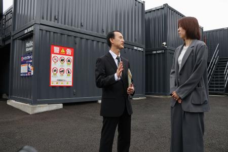 　トランクルーム運営会社に情報提供を依頼する警視庁の担当者（左）＝９日、東京都足立区