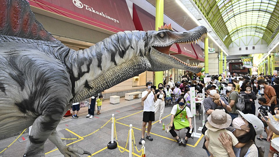 岐阜高島屋前のスピノサウルス＝２４日午後２時５２分、岐阜市日ノ出町