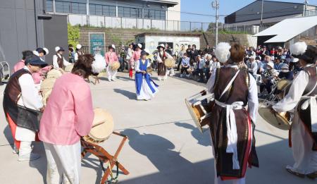 　ウトロ平和祈念館開館３周年の記念行事で、楽器の演奏を披露する参加者＝２９日午後、京都府宇治市