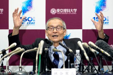 　ノーベル化学賞に決まり、記者会見する☆合憲三（そあい・けんそう）・東京理科大名誉教授＝７日午後１０時２９分、東京都新宿区
