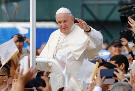 　２０１９年１１月、長崎市を訪問し、ミサの会場に入場するローマ教皇フランシスコ