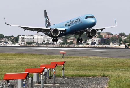 　サッカーＷ杯フランス代表チームを乗せ、米ボストンの空港に到着した航空機＝６月１０日（Ｗｉｎｓｌｏｗ　Ｔｏｗｎｓｏｎ−Ｉｍａｇｎ　Ｉｍａｇｅｓ／ロイター＝共同）