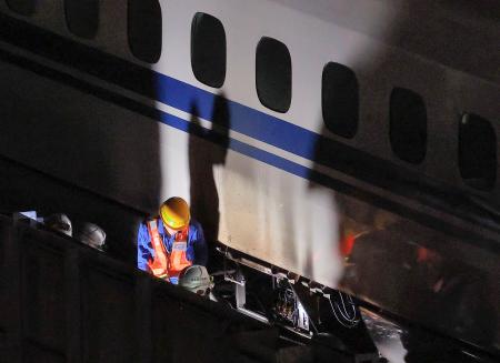 　床下から発煙が確認され、ＪＲ岐阜羽島駅に停車中の東海道新幹線こだま７６４号。９号車の外壁が黒く汚れていた＝１６日午前０時１６分