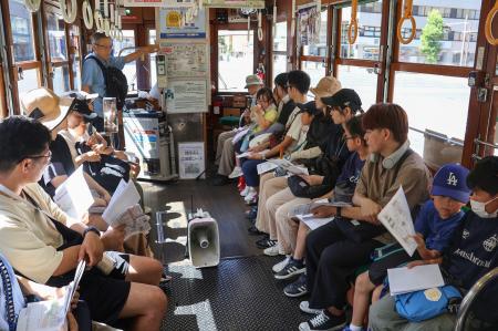 　「被爆電車」で開かれた被爆者の証言を聞く会＝２７日午前、広島市