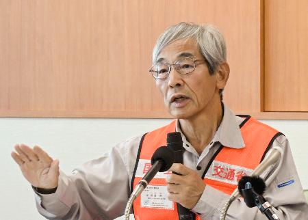 　霧島連山・新燃岳の上空からの視察後、記者会見する鹿児島大の地頭薗隆名誉教授＝１５日午後、鹿児島空港