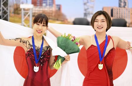 　フィギュアスケートの国際大会で優勝した坂本花織（右）と２位の三原舞依＝２０２３年２月、オランダ・ティルブルフ（共同）