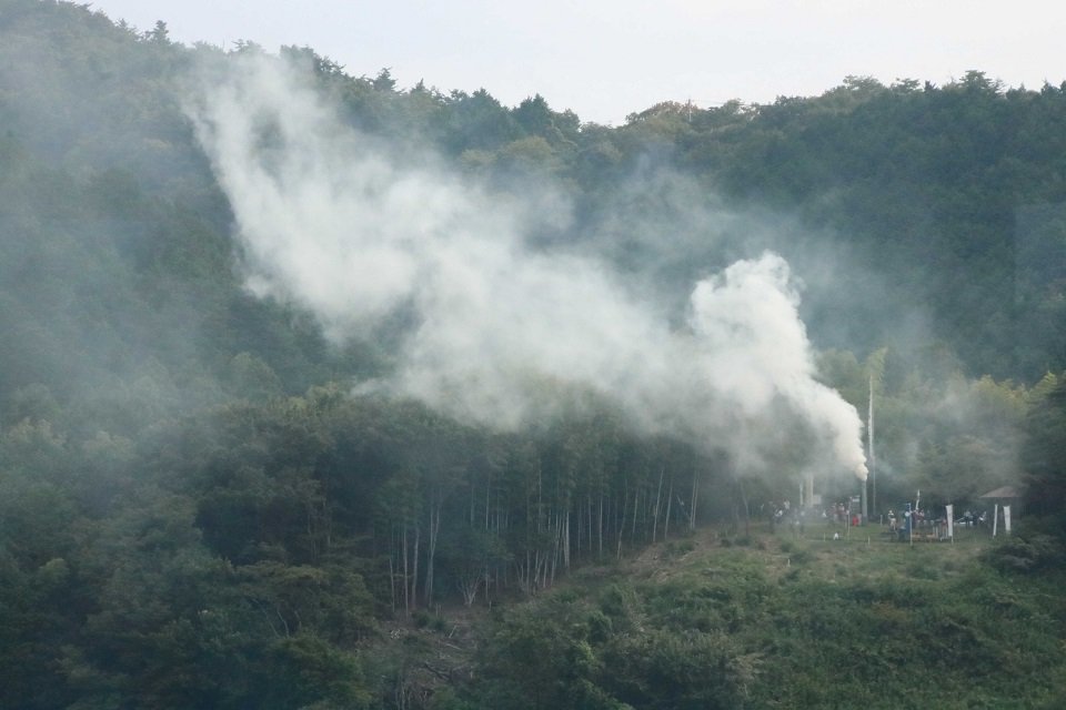 関ケ原合戦があった旧暦の９月１５日にちなみ、上がったのろし＝不破郡関ケ原町関ケ原
