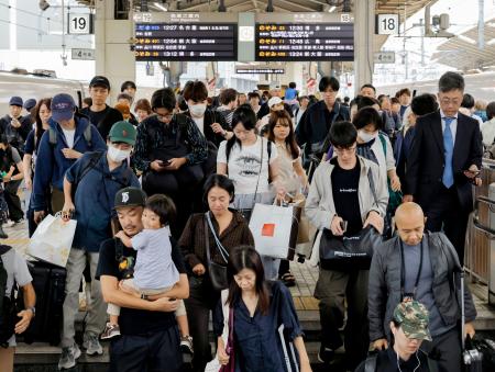 　シルバーウイークが最終日となり、旅行や帰省先から戻る人たちで混み合うＪＲ東京駅＝２３日午後