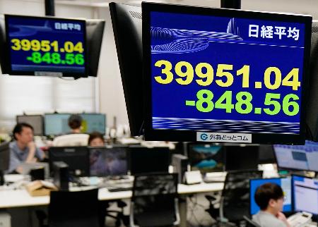 　４万円を割り込んだ日経平均株価を示すモニター＝４日午前、東京都港区の外為どっとコム