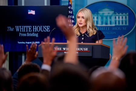 　記者団の質問に答えるレビット米大統領報道官＝１２日、ワシントンのホワイトハウス（ゲッティ＝共同）