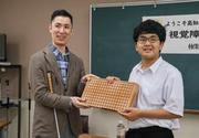 　盲学校などに「アイゴ」の寄贈を行っている柿島光晴さん（左）＝５月、高知市