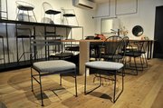 スタイリッシュな鉄家具。おしゃれな空間を演出する＝関市旭ヶ丘
