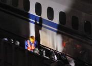 　床下から発煙が確認され、ＪＲ岐阜羽島駅に停車中の東海道新幹線こだま７６４号。９号車の外壁が黒く汚れていた＝１６日午前０時１６分
