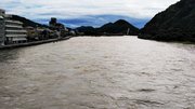 増水した長良川＝２０日午前８時２２分、岐阜市