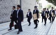 　富山市役所へ家宅捜索に入る富山県警の捜査員＝３日午前